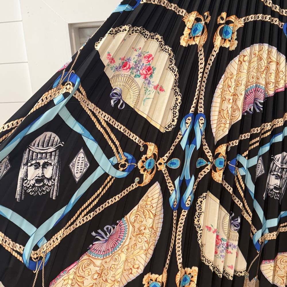 Chic Black and Cream pleated Skirt - Picture 2 of 10